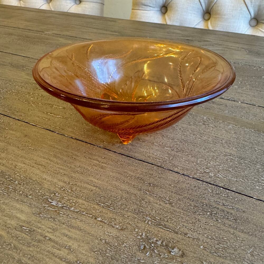 Tiara Indiana Glass Coral Blush Empress Louvre 6" Mint Candy Dish 3 Toed Bird